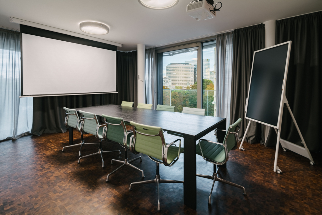 Arbeitstisch mit Leinwand