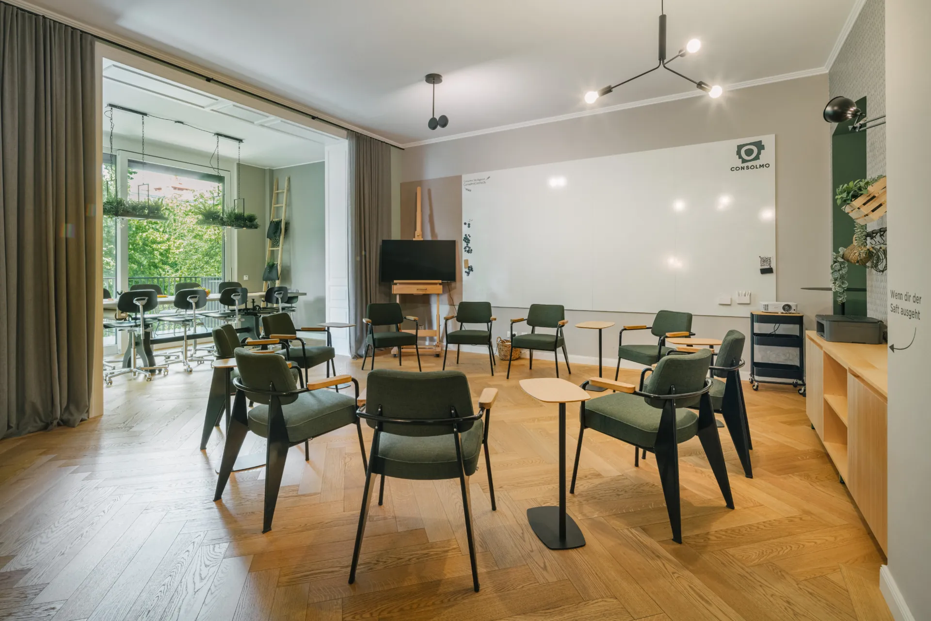 Großer Besprechungsraum mit Sesselkreis